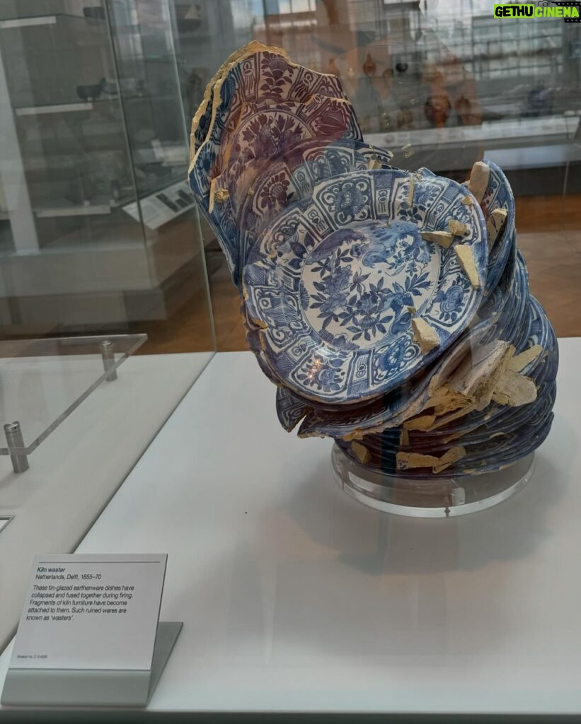Mari Natsuki Instagram - #londondiaries #victoriaandalbertmuseum #creativity #ceramics #history 昨日は、V &Aへ..... ヴィクトリア・アンド・アルバート博物館は400万点ものコレクションの国立博物館！ 無料です。 あらゆる人に美術作品を鑑賞する機会を与え、労働者の教養を高め、国内のデザイナーや製造業者に刺激を与えることをコンセプトに1852年に造られたミュージアム、とにかく広いので、マリーねは、いつも最上階の4fから攻めます！ セラミックから〜 伊万里とかあって素敵‼︎