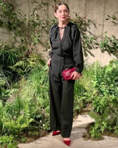Mari Natsuki Instagram - @gucci @sabatods #GucciCruise25 #GucciLondra #PR 昨夜は、GUCCI.2025クルーズコレクションへ デート・モダンの空間とRunwayのグリーンが、 相対的に美しかった 伝統のGUCCIとサバトの新しいクリエーションも上質で、いよいよスタートという感じ！ GUCCIの創設者は、 Londonの経験からインスピレーションを受けたそう、マリーねのshoes、bag、Glasses のRosso Ancora ColorはThe Savoy Hotel の赤！ 最高な夜でした.....