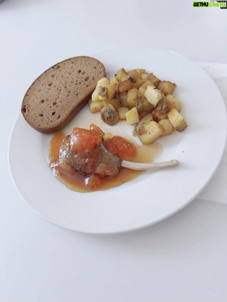 Mari Natsuki Instagram - #londondiaries #breakfast #thebeginning #oneplate 今朝はラム！ジャムでソース作って、こちらで美味しいじゃがいも🥔お醤油バターで炒めて、グルテンフリーブレッドで。あまり食欲ないけど栄養つけたい感じ〜