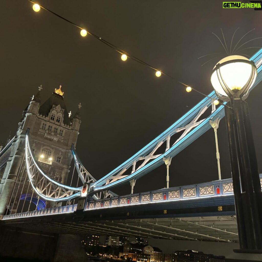 Mari Natsuki Instagram - #londondiaries #londontowerbridge #immersive #guysanddolls #nicholashytner 余りにも夜景が綺麗だったので、 シアター後のお散歩👣ちょっと寒いけどね.... 舞台は「ガイズ&ドールズ」！懐かしくてオープニング、ちょっとうるうる... でも流石、ニコラスハイトナー演出‼︎ 彼の作品は90年代に ロイヤル・ナショナル・シアターで沢山観ていてファンであります〜 今回は、イマーシブシアターにしてお客様一体型に リニューアル！NYCのお話をLondonで観る不思議な体験！楽しかった〜