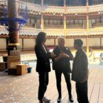 Mari Natsuki Instagram – #londondiaries 
#shakespearesglobe 
#glynnmacdonald 
　@angelarey_
#thankyou

昨日は、
グローブ座のムーブメントディレクター、グリンさんのお花の歓迎をうけ、劇場隣のスワンというCafeで
フィシュ&チップスを頂き、観劇後は舞台にもご案内下さり、帰りはハロッズでアンジェラとクリームTeaを頂いた件！
アンジェラ、ありがとう。