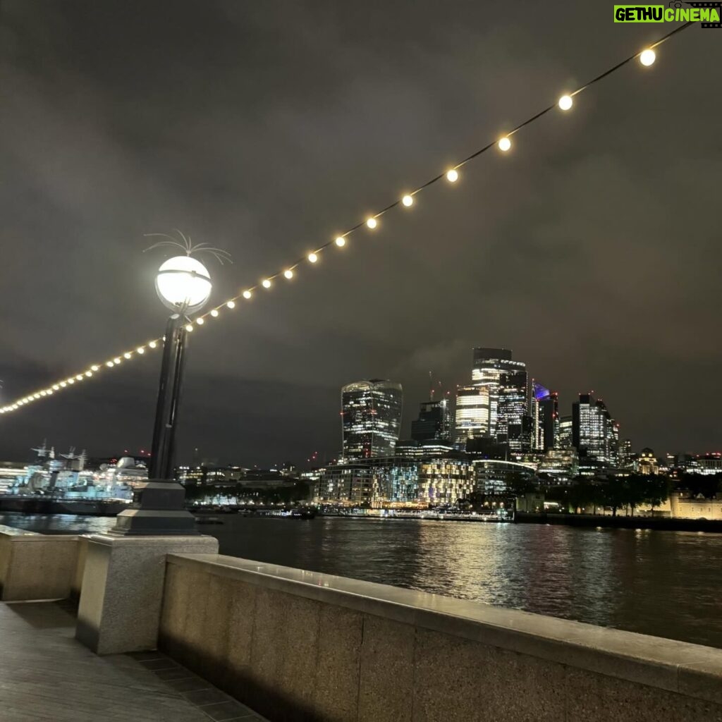 Mari Natsuki Instagram - #londondiaries #londontowerbridge #immersive #guysanddolls #nicholashytner 余りにも夜景が綺麗だったので、 シアター後のお散歩👣ちょっと寒いけどね.... 舞台は「ガイズ&ドールズ」！懐かしくてオープニング、ちょっとうるうる... でも流石、ニコラスハイトナー演出‼︎ 彼の作品は90年代に ロイヤル・ナショナル・シアターで沢山観ていてファンであります〜 今回は、イマーシブシアターにしてお客様一体型に リニューアル！NYCのお話をLondonで観る不思議な体験！楽しかった〜