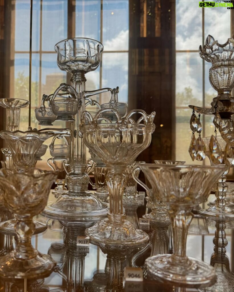 Mari Natsuki Instagram - #victoriaandalbertmuseum #glasses #history #beautiful で、ヴィクトリア・アンド・アルバート博物館の続きね....3fのglassへ、年代が古い程、細工が緻密ですごい！ガラス好きにはたまらないコーナーです🆒