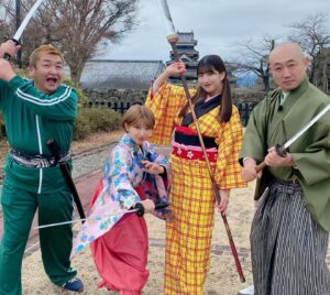 Mari Yaguchi Instagram - 今日は、
テレビ信州
『ずんマンモウ』のロケで、
モーニング娘。'24の羽賀朱音ちんと
長野に行ってきましたよー😁✨
楽屋も一緒でちと近づけた気がする♡

しかもこの度、
殺陣に挑戦させていただきました！！
金髪忍者🥷w
めちゃくちゃ楽しかったです！！
やすさんもマンモウ飯田さんも
ノリノリで出来上がりがとっても楽しみです😁✨
ありがとうございました！！

この模様は、
2/10(土)13:25〜
「土曜もYouがターゲット」で放送されます😁✨
是非ご覧くださいませ！！