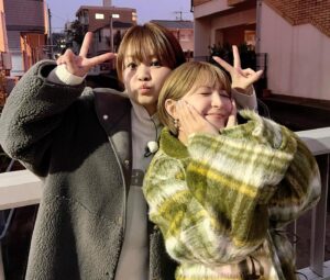 Mari Yaguchi Instagram - 一昨日は、
年末からすっごく楽しみにしていたロケでした😭✨
年明けてすぐにゆうちゃんに会えて、
本当に嬉しかったです😊✨

会うと嬉しくてメイク中とかに、
ノンストップで話してしまうので、
メイク時間が足りなくなるーって怒られましたwww
これ私あるある。
ゆうちゃんがケラケラ笑ってくれるから、
私もどんどん話しちゃうんだょ。
だからゆうちゃんのせいね😳

ロケもずっと楽しくて
時間がマジで足りなかったです🥹

ゆうちゃん✨
誕生日プレゼントも本当にありがとう😊✨

また詳細は近くになったら報告しますね😁✨