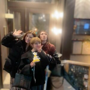 Mari Yaguchi Instagram - 大好きな２人に、
お誕生日してもらいました😊✨
毎年本当にありがとう✨
これからもずっと一緒に
歳をとっていきたい人たちです✨

ケーキはまたとうらで出てきました。
だからなんでなの？w
知らないうちに私はとうらさんになったらしいです。
詳しくは１月１７日の投稿見てね🥹✨