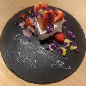 Mari Yaguchi Instagram - 大好きな２人に、
お誕生日してもらいました😊✨
毎年本当にありがとう✨
これからもずっと一緒に
歳をとっていきたい人たちです✨

ケーキはまたとうらで出てきました。
だからなんでなの？w
知らないうちに私はとうらさんになったらしいです。
詳しくは１月１７日の投稿見てね🥹✨