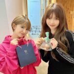 Mari Yaguchi Instagram - 更新がまた止まってました😭 ごめんなさい💦 昨日と一昨日は、 『ええじゃないか！』と『ウマきゅん』でした😊✨ バレンタインチョコクッキーを渡せましたよ🍪 １枚目の写真は、 チョコではなく なぜかとちぎの星ってお米を持ってる写真🌾✨ @mishuku_nana との写真はバリバリ加工感w🤣 ウケるっ。 ウマきゅんで、 ハマカーンさんにチョコあげたら、 浜谷さんに、 『これしゃもじ？』 神田さんに、 『宇宙人？』 って言われたよ😳✨ いや、スプーンだから！！ スプーン！！ 家帰っておとうちゃんにもしゃもじって言われたから、 もうしゃもじでいいわってなった😳 長男は美味しいって何本も食べ、 次男はクッキーについてるチョコだけ舐めてました🍫✨ 久しぶりに手作りしたけど、 来年作るならもっと大人なチョコにしよって思いましたよっ😏💦