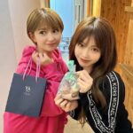 Mari Yaguchi Instagram - 更新がまた止まってました😭 ごめんなさい💦 昨日と一昨日は、 『ええじゃないか！』と『ウマきゅん』でした😊✨ バレンタインチョコクッキーを渡せましたよ🍪 １枚目の写真は、 チョコではなく なぜかとちぎの星ってお米を持ってる写真🌾✨ @mishuku_nana との写真はバリバリ加工感w🤣 ウケるっ。 ウマきゅんで、 ハマカーンさんにチョコあげたら、 浜谷さんに、 『これしゃもじ？』 神田さんに、 『宇宙人？』 って言われたよ😳✨ いや、スプーンだから！！ スプーン！！ 家帰っておとうちゃんにもしゃもじって言われたから、 もうしゃもじでいいわってなった😳 長男は美味しいって何本も食べ、 次男はクッキーについてるチョコだけ舐めてました🍫✨ 久しぶりに手作りしたけど、 来年作るならもっと大人なチョコにしよって思いましたよっ😏💦