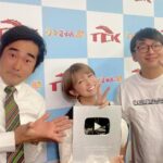 Mari Yaguchi Instagram - 更新がまた止まってました😭 ごめんなさい💦 昨日と一昨日は、 『ええじゃないか！』と『ウマきゅん』でした😊✨ バレンタインチョコクッキーを渡せましたよ🍪 １枚目の写真は、 チョコではなく なぜかとちぎの星ってお米を持ってる写真🌾✨ @mishuku_nana との写真はバリバリ加工感w🤣 ウケるっ。 ウマきゅんで、 ハマカーンさんにチョコあげたら、 浜谷さんに、 『これしゃもじ？』 神田さんに、 『宇宙人？』 って言われたよ😳✨ いや、スプーンだから！！ スプーン！！ 家帰っておとうちゃんにもしゃもじって言われたから、 もうしゃもじでいいわってなった😳 長男は美味しいって何本も食べ、 次男はクッキーについてるチョコだけ舐めてました🍫✨ 久しぶりに手作りしたけど、 来年作るならもっと大人なチョコにしよって思いましたよっ😏💦