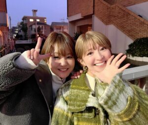 Mari Yaguchi Instagram - 一昨日は、
年末からすっごく楽しみにしていたロケでした😭✨
年明けてすぐにゆうちゃんに会えて、
本当に嬉しかったです😊✨

会うと嬉しくてメイク中とかに、
ノンストップで話してしまうので、
メイク時間が足りなくなるーって怒られましたwww
これ私あるある。
ゆうちゃんがケラケラ笑ってくれるから、
私もどんどん話しちゃうんだょ。
だからゆうちゃんのせいね😳

ロケもずっと楽しくて
時間がマジで足りなかったです🥹

ゆうちゃん✨
誕生日プレゼントも本当にありがとう😊✨

また詳細は近くになったら報告しますね😁✨