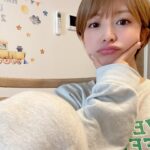 Mari Yaguchi Instagram - メイクしたけど、 どこ行くかは決まってない🙂 さーて今日は何して遊びますかねぇ🤔💦 オススメの場所ありますか？🥹 すいてるところが良いなぁ、、、 膝に毛玉がそろそろ出来そうだねって写真に見せかけて、 いやもうあるよって写真🙂 #はよ着替えろ