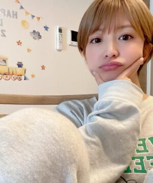 Mari Yaguchi Instagram - メイクしたけど、
どこ行くかは決まってない🙂
さーて今日は何して遊びますかねぇ🤔💦
オススメの場所ありますか？🥹
すいてるところが良いなぁ、、、

膝に毛玉がそろそろ出来そうだねって写真に見せかけて、
いやもうあるよって写真🙂
#はよ着替えろ