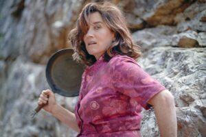 Maria Doyle Kennedy Instagram - Keep your friends close and your frying pans closer #RecipesForLoveAndMurder @acorn_tv @acorntvuk #Sept5 😊