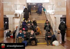 Maria Doyle Kennedy Instagram - 🥲🥲🥲🥲🥲Posted @withregram • @sineadgleeson The news is terrifying. This photo is of people hiding in Kyiv’s metro (I can’t take my eyes off the child with the pet carrier). Thinking of the those who can’t flee, through illness, disability, geography or means. 

Solidarity with the people of Ukraine. You can donate to the UN’s humanitarian fund here: crisisrelief.un.org/t/ukraine