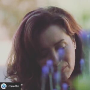 Maria Doyle Kennedy Instagram - Egg hunt #Morag @mnettv 
😊