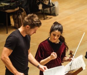María Dueñas Instagram - Rehearsals are underway!🔥 join us for some Symphonie Espagnole (💃) tomorrow and the day after tomorrow at @musikverein.wien !

@viennasymphony 
#urbanski
