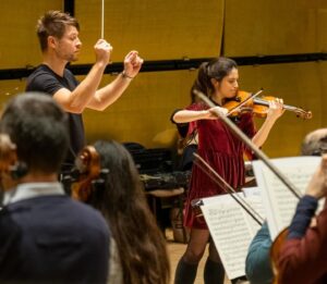 María Dueñas Instagram - Rehearsals are underway!🔥 join us for some Symphonie Espagnole (💃) tomorrow and the day after tomorrow at @musikverein.wien !

@viennasymphony 
#urbanski