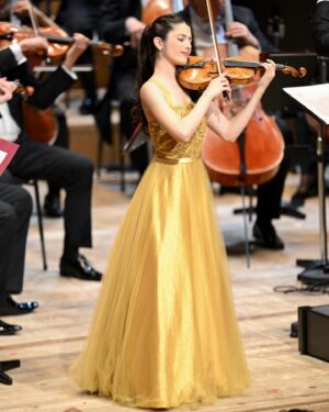 María Dueñas Instagram - DANKE München! Thank you for so much magic - not only that of Korngold's music but also of all the people who have surrounded me this week🫶🏼 @manfredhoneck @munich_philharmonic @ksgasteig 
A truly unforgettable debut dressed in (Korn)gold by my amazing @annabelle_dress_atelier 💝