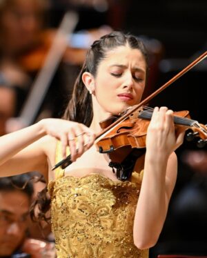 María Dueñas Instagram - DANKE München! Thank you for so much magic - not only that of Korngold's music but also of all the people who have surrounded me this week🫶🏼 @manfredhoneck @munich_philharmonic @ksgasteig 
A truly unforgettable debut dressed in (Korn)gold by my amazing @annabelle_dress_atelier 💝