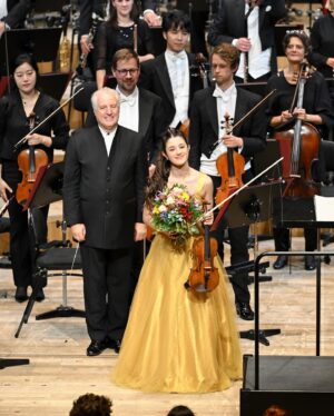 María Dueñas Instagram - DANKE München! Thank you for so much magic - not only that of Korngold's music but also of all the people who have surrounded me this week🫶🏼 @manfredhoneck @munich_philharmonic @ksgasteig 
A truly unforgettable debut dressed in (Korn)gold by my amazing @annabelle_dress_atelier 💝