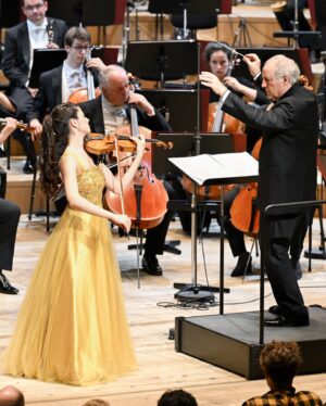 María Dueñas Instagram - DANKE München! Thank you for so much magic - not only that of Korngold's music but also of all the people who have surrounded me this week🫶🏼 @manfredhoneck @munich_philharmonic @ksgasteig 
A truly unforgettable debut dressed in (Korn)gold by my amazing @annabelle_dress_atelier 💝