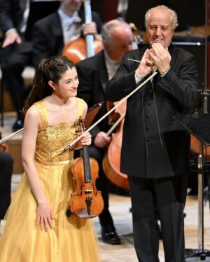 María Dueñas Instagram - DANKE München! Thank you for so much magic - not only that of Korngold's music but also of all the people who have surrounded me this week🫶🏼 @manfredhoneck @munich_philharmonic @ksgasteig 
A truly unforgettable debut dressed in (Korn)gold by my amazing @annabelle_dress_atelier 💝