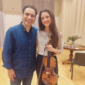María Dueñas Instagram - Greetings from the Netherlands, where Andrés Orozco-Estrada and I are working with the fantastic @rcoyoung2023 , an orchestra project supported by @concertgebouworkest giving young musicians the chance to enjoy the power  of music! 🌞
Join us for which will be very inspiring concerts on the 23th in Amsterdam at @concertgebouw and 25th in Berlin at @konzerthausberlin 🎻🎼