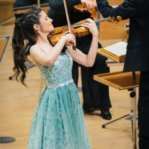 María Dueñas Instagram - Danke Dresden für diese fantastische Woche🎻
Ich habe Euch in meinem Herzen!🌹

@dresdnerphilharmonie 
#KentNagano

📸: @oliver.killig