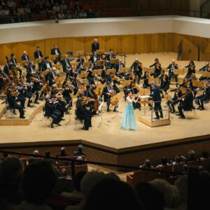 María Dueñas Instagram - Danke Dresden für diese fantastische Woche🎻
Ich habe Euch in meinem Herzen!🌹

@dresdnerphilharmonie 
#KentNagano

📸: @oliver.killig