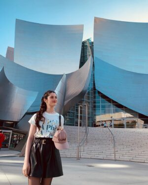María Dueñas Instagram - ON TOUR!🎻✈️
I’m so excited to embark on this European tour with my dear colleagues of the @laphil and @gustavodudamel . Join us for a beautiful program! @gabrielaortizcomposer 

📍28.5 Barcelona
 @palaumusicacat 
📍30.5 Paris
@philharmoniedeparis 
📍2.6 London
@barbicancentre
