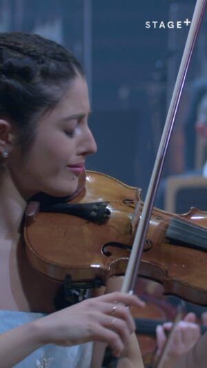 María Dueñas Instagram - @mariaduenasviolin joins the @philharmoniquederadiofrance under the direction of Mikko Franck as soloist in Mendelssohn’s ever-popular Violin Concerto in E minor. Now streaming on #StagePlus.