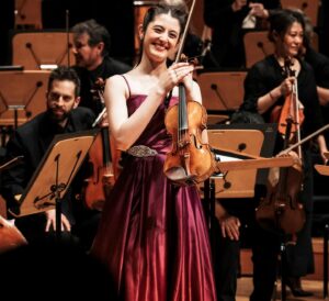María Dueñas Instagram - Leaving Los Angeles with my heart full of gratitude and inspiration! Always a pleasure to make music with @laphil and @gustavodudamel 🌹 if you haven’t listened yet to our recording of @gabrielaortizcomposer Violin Concerto you can do so now on streaming platforms!🎶 thank you LA, you are such a wonderful audience!

📸: Timothy Norris