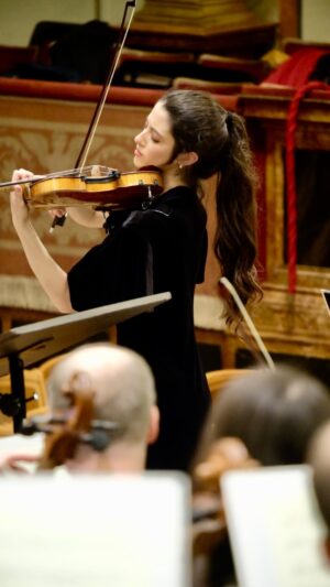 María Dueñas Instagram - We’re looking forward to two exciting concerts with María Dueñas and the Wiener Symphoniker on 25 & 26 January in the Golden Hall who will perform Édouard Lalo’s Symphonie espagnol under Krzysztof Urbański 🎶 Also on the programme: Mussorgsky’s Pictures at an Exhibition and Wojciech Kilar’s "Orawa" 🤩✨

_____
#mariaduenas #MaríaDueñas #violinist #wienersymphoniker #KrzysztofUrbański #wirsymphoniker #wien #vienna #musikvereinwien #wienermusikverein #musikverein