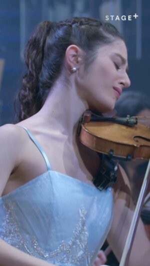 María Dueñas Instagram - @mariaduenasviolin joins the @philharmoniquederadiofrance under the direction of Mikko Franck as soloist in Mendelssohn’s ever-popular Violin Concerto in E minor. Streaming this weekend on #StagePlus.