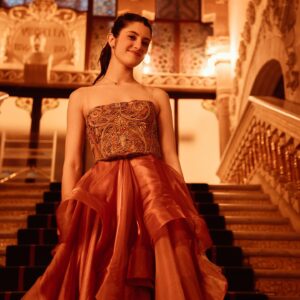 María Dueñas Instagram - Altar de Emociones 💫
Gracias Barcelona, Merci Paris and Thank you London for the warm welcome to your concert halls. It has been a gift bringing the concerto “Altar de Cuerda” abroad and having such an enthusiastic response. I feel so lucky for such beautiful moments on- and offstage with the whole team of @laphil , @gustavodudamel and @gabrielaortizcomposer .
As always, my gratitude to @annabelle_dress_atelier for this fiery gown and also to @dalsegnostore , who hand-crafted two beautiful designs specially for this occasion inspired on the story of Altar de Cuerda🙏🏻

📸: 
@toni_bofill 
@ondinebertrand 
@enolaaloredanaa