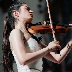 María Dueñas Instagram - „Some works, it seems, are just waiting for someone to come to show what is really in them. For Erich Wolfgang Korngold's violin concerto this someone is María Dueñas“ Abendzeitung München

Today at 20:05 CET you can listen to the live recording of Korngold violin concerto from last month’s concert in Munich with @manfredhoneck and @munich_philharmonic 🎻This was such a joyful concert for me so I hope you enjoy! Link in bio 😊

Stay tuned for more listening tips in the next days as part of the vinyl series!🤫
