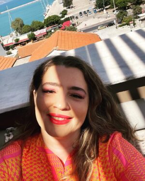 Maria Kitsou Instagram - Τέρμα ερασιτεχνικότατες γενεθλιοσέλφις…Παιχνίδι μεταξύ σκιάς και φωτός..Αλλά πάντα προς το φως..
Τα φετινά μου γενέθλια με βρίσκουν στον δρόμο προς τους μαγικούς Δελφούς για την παράσταση μας!
Οι ευχές σας απο χθές το βράδυ,μου ζέσταναν την καρδιά και με συγκίνησαν πολύ..Νιώθω τόσο τυχερή για την αγάπη σας και τόσο  ευλογημένη 
Σας στέλνω κι εγώ με τη σειρά μου,όλη μα όλη μου την αγάπη και εύχομαι να αγαπιέστε και να αγαπάτε με όλη τη δύναμη της ψυχής σας!
Μόνο αυτό μετράει στο τέλος της ημέρας!Υγεία και ευτυχία σε όλους!❤️🌹💋🙏🤩🥳💃✨🌟♌️🍹🎂