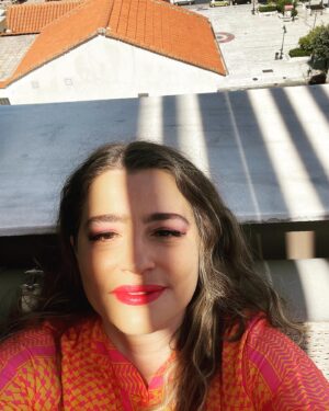 Maria Kitsou Instagram - Τέρμα ερασιτεχνικότατες γενεθλιοσέλφις…Παιχνίδι μεταξύ σκιάς και φωτός..Αλλά πάντα προς το φως..
Τα φετινά μου γενέθλια με βρίσκουν στον δρόμο προς τους μαγικούς Δελφούς για την παράσταση μας!
Οι ευχές σας απο χθές το βράδυ,μου ζέσταναν την καρδιά και με συγκίνησαν πολύ..Νιώθω τόσο τυχερή για την αγάπη σας και τόσο  ευλογημένη 
Σας στέλνω κι εγώ με τη σειρά μου,όλη μα όλη μου την αγάπη και εύχομαι να αγαπιέστε και να αγαπάτε με όλη τη δύναμη της ψυχής σας!
Μόνο αυτό μετράει στο τέλος της ημέρας!Υγεία και ευτυχία σε όλους!❤️🌹💋🙏🤩🥳💃✨🌟♌️🍹🎂