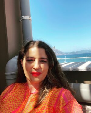 Maria Kitsou Instagram - Τέρμα ερασιτεχνικότατες γενεθλιοσέλφις…Παιχνίδι μεταξύ σκιάς και φωτός..Αλλά πάντα προς το φως..
Τα φετινά μου γενέθλια με βρίσκουν στον δρόμο προς τους μαγικούς Δελφούς για την παράσταση μας!
Οι ευχές σας απο χθές το βράδυ,μου ζέσταναν την καρδιά και με συγκίνησαν πολύ..Νιώθω τόσο τυχερή για την αγάπη σας και τόσο  ευλογημένη 
Σας στέλνω κι εγώ με τη σειρά μου,όλη μα όλη μου την αγάπη και εύχομαι να αγαπιέστε και να αγαπάτε με όλη τη δύναμη της ψυχής σας!
Μόνο αυτό μετράει στο τέλος της ημέρας!Υγεία και ευτυχία σε όλους!❤️🌹💋🙏🤩🥳💃✨🌟♌️🍹🎂