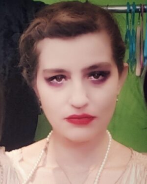 Maria Kitsou Instagram - Για την Ελένη
του Μάνου Καρατζογιάννη
 
με την Μαρία Κίτσου και τον Μάριο Μακρόπουλο
 
Οnline προβολές :
12, 13 και 14 Φεβρουαρίου στις 20:00
 μέσω @vivagr_tickets 
Οnline προβολή της βραβευμένης παράστασης του Μάνου Καρατζογιάννη Για την Ελένη, η οποία μετά την επιτυχημένη πρεμιέρα της στο πλαίσιο της πλατφόρμας νέων δημιουργών «Θέμα Εμφύλιος» της Πειραματικής Σκηνής του Εθνικού Θεάτρου, παίχτηκε για δύο σεζόν: πρώτα στο Tempus Verum - Εν Αθήναις και στη συνέχεια, την επόμενη θεατρική περίοδο, στο Θέατρο Σταθμός. Στο πλαίσιο μάλιστα της περιοδείας της παρουσιάστηκε επίσης στο Ήράκλειο Κρήτης, στη Θεσσαλονίκη, στην Καβάλα, στην Μυτιλήνη,στην Πάτρα καθώς και στο Φεστιβάλ Πτολεμαΐδας.
 
Στην παράσταση, που παρουσιάζει για πρώτη φορά στην σκηνή την τραγική ιστορία της μεγάλης Ελένης Παπαδάκη, θύμα των Δεκεμβριανών, η Ηθοποιός επιστρέφει στο χώρο της για να αφηγηθεί το εμφύλιο κύτταρο του Θεάτρου, του τόπου της, του καιρού της.
 
ΤΑΥΤΟΤΗΤΑ ΠΑΡΑΣΤΑΣΗΣ
 
Κείμενο - Σκηνοθεσία: Μάνος Καρατζογιάννης
 
Ερμηνεύουν: Μαρία Κίτσου, στο ρόλο της Ελένης και Μάριος Μακρόπουλος, στο ρόλο του βουβού εκτελεστή της. (Στους δύο πρώτους κύκλους της παράστασης τον ρόλο αυτόν ερμήνευσε ο Σπύρος Κυριαζόπουλος)
 
Σκηνικό: Γιάννης Αρβανίτης
Κουστούμια: Βασιλική Σύρμα
Φωτισμοί: Αλέξανδρος Αλεξάνδρου (Στους δύο πρώτους κύκλους της παράστασης τους φωτισμούς επιμελήθηκε η Κατερίνα Μαραγκουδάκη).
Μουσική επιμέλεια: Γιώργος Πούλιος
Μουσική σύνθεση τραγουδιού: Άρης Βλάχος
Στίχοι: Μάνος Ελευθερίου
Φωτογραφίες: Κarol Jarek 
Κινηματογράφηση: Δημήτρης Ασημάκης
 
Trailer: https://www.youtube.com/watch?v=sb_RC-lWIZI