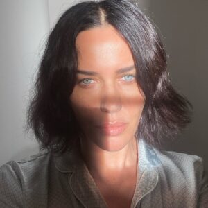 Maria Silvestar Instagram - Нека всеки има добра Светлина в тази 2024 - година! 
Честита 🪄🪄🪄