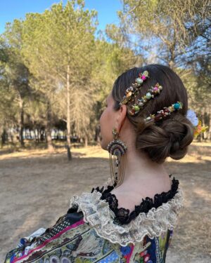 María Toledo Instagram - Sesión de fotos agaviñada!!! 

Quiero saber tu gusto…
❓❓¿Negro 🖤 o blanco 🤍?
¿Pelo alborotao o moño súper divino? 

👗🌺💎@auroragavinooficial 
 💇‍♀️ @luismarianopichardo (hiciste magia en tan pocos minutos!!!)

#Flamenca #Agaviñada #modaflamenca #flamencas #flamencasyvolantes #lunares #instaflamenca #espa #flamencastyle #volantes #modaandaluza #complementos #trajedeflamenca #spain #flamencodancer #trajesdeflamenca #AuroraGaviño #MaríaToledo