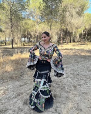 María Toledo Instagram - Sesión de fotos agaviñada!!! 

Quiero saber tu gusto…
❓❓¿Negro 🖤 o blanco 🤍?
¿Pelo alborotao o moño súper divino? 

👗🌺💎@auroragavinooficial 
 💇‍♀️ @luismarianopichardo (hiciste magia en tan pocos minutos!!!)

#Flamenca #Agaviñada #modaflamenca #flamencas #flamencasyvolantes #lunares #instaflamenca #espa #flamencastyle #volantes #modaandaluza #complementos #trajedeflamenca #spain #flamencodancer #trajesdeflamenca #AuroraGaviño #MaríaToledo