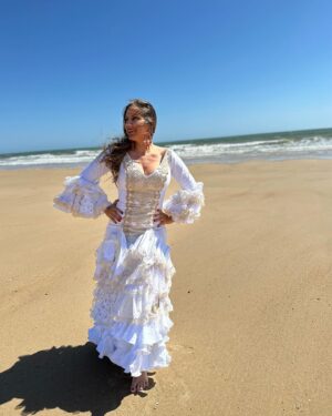 María Toledo Instagram - Sesión de fotos agaviñada!!! 

Quiero saber tu gusto…
❓❓¿Negro 🖤 o blanco 🤍?
¿Pelo alborotao o moño súper divino? 

👗🌺💎@auroragavinooficial 
 💇‍♀️ @luismarianopichardo (hiciste magia en tan pocos minutos!!!)

#Flamenca #Agaviñada #modaflamenca #flamencas #flamencasyvolantes #lunares #instaflamenca #espa #flamencastyle #volantes #modaandaluza #complementos #trajedeflamenca #spain #flamencodancer #trajesdeflamenca #AuroraGaviño #MaríaToledo