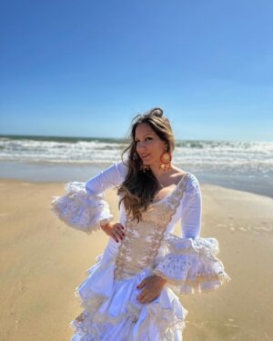 María Toledo Instagram - Sesión de fotos agaviñada!!! 

Quiero saber tu gusto…
❓❓¿Negro 🖤 o blanco 🤍?
¿Pelo alborotao o moño súper divino? 

👗🌺💎@auroragavinooficial 
 💇‍♀️ @luismarianopichardo (hiciste magia en tan pocos minutos!!!)

#Flamenca #Agaviñada #modaflamenca #flamencas #flamencasyvolantes #lunares #instaflamenca #espa #flamencastyle #volantes #modaandaluza #complementos #trajedeflamenca #spain #flamencodancer #trajesdeflamenca #AuroraGaviño #MaríaToledo