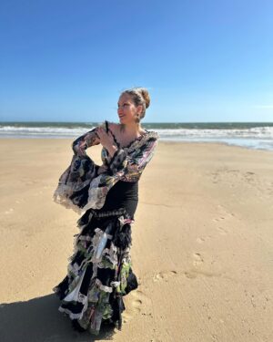 María Toledo Instagram - Sesión de fotos agaviñada!!! 

Quiero saber tu gusto…
❓❓¿Negro 🖤 o blanco 🤍?
¿Pelo alborotao o moño súper divino? 

👗🌺💎@auroragavinooficial 
 💇‍♀️ @luismarianopichardo (hiciste magia en tan pocos minutos!!!)

#Flamenca #Agaviñada #modaflamenca #flamencas #flamencasyvolantes #lunares #instaflamenca #espa #flamencastyle #volantes #modaandaluza #complementos #trajedeflamenca #spain #flamencodancer #trajesdeflamenca #AuroraGaviño #MaríaToledo