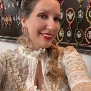 María Toledo Instagram - El sábado llegué a El Rocío 🕊️❤️ para darle una sorpresa a mi hermana. Fue un viaje fugaz pero muy intenso y lleno de emoción. 
Al llegar allí, yo llevaba esta prenda mágica de mi querida @auroragavinooficial y sus complementos que son ideales. 
Me gusta mucho esta prenda porque te permite muchas posibilidades y combinada con vaqueros me parece ideal. 

En esta semana, os aviso que tengo algunas sorpresas porque vestirme de Aurora Gaviño es un regalo de la vida y os voy a subir una sesión de fotos muy especial que vamos a  realizar con algunos de sus diseños. No hace falta decir que son de ella porque su personalidad la traspasa a sus diseños y hace que sin decirlo, sepas que son diseños de la maga de la flamencura!! ‼️💃❤️❤️❤️