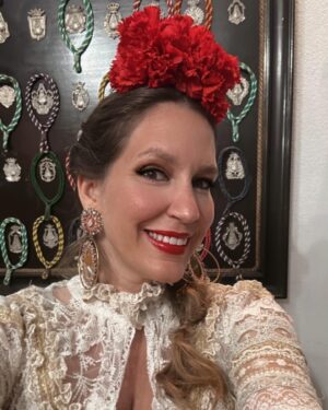 María Toledo Instagram - El sábado llegué a El Rocío 🕊️❤️ para darle una sorpresa a mi hermana. Fue un viaje fugaz pero muy intenso y lleno de emoción. 
Al llegar allí, yo llevaba esta prenda mágica de mi querida @auroragavinooficial y sus complementos que son ideales. 
Me gusta mucho esta prenda porque te permite muchas posibilidades y combinada con vaqueros me parece ideal. 

En esta semana, os aviso que tengo algunas sorpresas porque vestirme de Aurora Gaviño es un regalo de la vida y os voy a subir una sesión de fotos muy especial que vamos a  realizar con algunos de sus diseños. No hace falta decir que son de ella porque su personalidad la traspasa a sus diseños y hace que sin decirlo, sepas que son diseños de la maga de la flamencura!! ‼️💃❤️❤️❤️