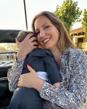 María Toledo Instagram - Su primera vez en El Rocío y su primer traje de corto. 🤱
Sábado en El Rocío. ❤️
Así llegamos!! Mañana os cuento todo lo que vivimos. 
¡Viva la Virgen del Rocío! 🕊️

#ElRocío #improvisando #personasespeciales #VirgendelRocío #ElRocío24 #siemprejuntos #sedurmióvestidodecorto